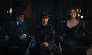 Eine Vorzeigefamilie: Luis Guzmán als Gomez Addams (v. l.), Jenna Ortega als Wednesday Addams und Catherine Zeta-Jones als Morticia Addams. - Netflix