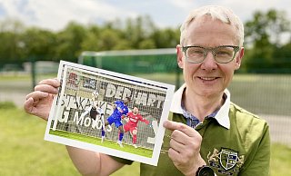 Jens Dünhölter, Fotograf dieser Zeitung, wird für dieses Fallrückzieher-Bild des Verler Fußballers Kasim Rabihic mit dem bundesweit renommierten Veltins-Lokalsportpreis 2021 ausgezeichnet. - Wolfgang Temme