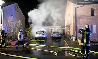 Mitte März musste die Feuerwehr zwei brennende Autos auf einem Grundstück an der Jahnstraße in Spenge-Lenzinghausen löschen. - Frank-Michael Kiel-Steinkamp