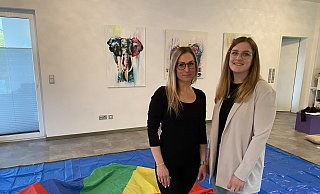 Jennifer Appels und Alena Reimer (r.) bündeln ihre Angebote in der Praxis "Am Sonnenhang" in Bergkirchen. - Nicole Sielermann