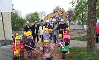Ortsvorsteher Max Grote, Paul und Karin Gauselmann, Bürgermeister Henning Vieker, Frank Kögel und der Leiter der "Rasselbande" Christian Albrecht freuen sich mit den Kindern, dass mit dem symbolischen ersten Spatenstich der Startschuss zum Bau des neuen Kindergartens gefallen ist. - Klaus Frensing