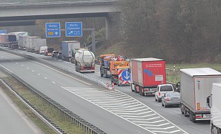 Auf der B514 Richtung Vlotho - unser Archivfoto zeigt die A30 vorm Kreuz Bad Oeynhausen Richtung Vlotho - kann es am Mittwoch und Donnerstag zu Verkehrsbehinderungen kommen. - Ulf Hanke