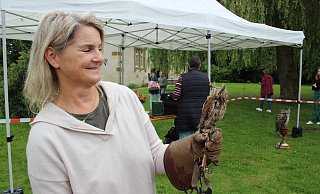Marion Stein vom Falknerteam „Sabine Ehmanns-Kramp“ hat die Zwergeule Martha mitgebracht. - Alexandra Stratmeier