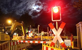 Trotz geschlossener Schranke und Rotlicht versuchte der Radfahrer die Gleise zu überqueren. Derzeit befindet sich an dem Bahnübergang eine Baustelle. - Polizei Minden-Lübbecke