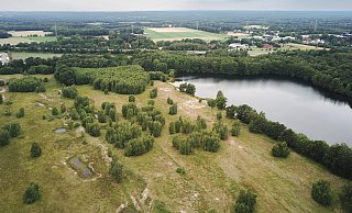 Die Fläche am Güsenhofsee in Paderborn-Sennelager ist 39 Hektar groß. Auf diesem Foto hinter dem See verläuft die A33. - Niklas Tüns