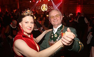 Schützenkönig Bernfried Kaup und Schützenkönigin Nicole Paul führen den Paderborner Traditionstanz „Tempête“ auf und eröffnen so die rauschende Ballnacht. - Reinhard Ebmeyer / PBSV