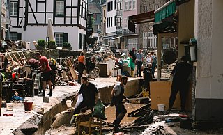 Nach der Flut: Bewohner von Bad Münstereifel räumen am 17. Juli 2021 auf. - picture alliance / NurPhoto