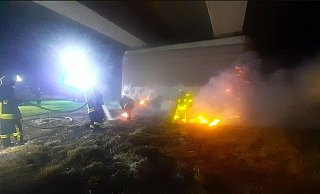 Nächtlicher Einsatz unter der Weserbrücke bei Höxter. - Feuerwehr Höxter