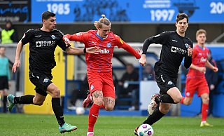 Der Kieler Marvin Schulz (M.) lässt sich von Koen Kostons (l.) und Maximilian Rohr nicht aufhalten und erzielt das 0:3. - Imago Images