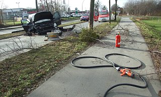 An der B 65 in Lübbecke in Höhe des Zolls kam dieser schwarze Volvo aus bislang unbekannten Gründen von der Fahrbahn ab. Das Auto wurde schwer beschädigt, die zwei Mitfahrenden leicht verletzt. - Karsten Schulz