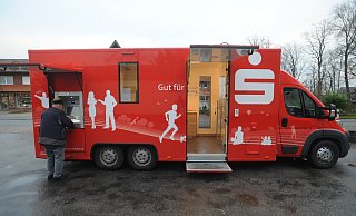 Die Stadtsparkasse Rahden setzt eine mobile Geschäftsstelle ein. Die ist nach wie vor auf Tour ist und von Kunden genutzt wird. - Joern Spreen-Ledebur
