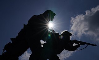 Frankreich, Ver-Sur-Mer: Blick auf eine Statue am britischen Normandie-Denkmal im Vorfeld der nationalen Gedenkveranstaltung des Vereinigten Königreichs zum 80. Jahrestag des D-Day in der Normandie. - Gareth Fuller/PA Wire/dpa