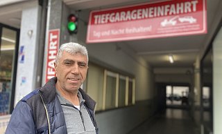 Elias Urheu ist Eigentümer zweier Immobilien an der Berliner Straße. In seiner Einfahrt zu einer Tiefgarage halten sich nachts immer wieder Jugendliche auf. Dabei bleibt stets Müll zurück, auch Wildpinkeleien kommen immer wieder vor. - Christian Geisler