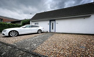 Solche Schottergärten möchte die Stadt Gütersloh mit ihrer neuen Vorgartensatzung künftig vermeiden. Auch blickdichte Zäune sind verboten.