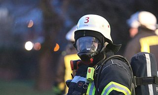 Mehr als 100 Einsatzkräfte der Feuerwehr sind an der Koblenzer Straße in Löhne im Einsatz. Hier steht eine Scheune im Vollbrand und die Feuerwehr versucht, ein Übergreifen der Flammen auf das angrenzende Wohnhaus zu verhindern. - Claus Frickemeier