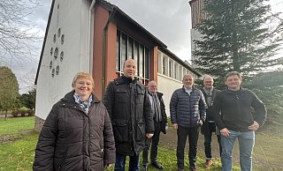 Die katholische Kirche in Brake wird zum Herbst geschlossen - zum Bedauern von (von links) Mechtild Schwarze, Oliver Lohre (Verwaltungsleiter im Pastoralverbund Lippe-Detmold), Kirchenvorstand Heinrich Garth, Kirchenvorstandsvorsitzender Andreas Röhe, Klaus Junghans (Leiter Pastorales Netzwerk im Pastoralverbund) und Anton Kucza. - Till Brand