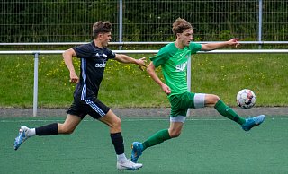 Dornbergs Arthur Fuhrmann (r.) traf gegen Türkgücü Gütersloh zum 1:0. Am Ende siegte der TuS 2:1. - Andreas Zobe