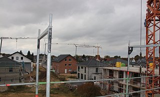 Lauter Baustellen: Im Neubaugebiet in der Brunhildstraße in Lübbecke ist der Himmel voll mit Baukränen. - Felix Schwien