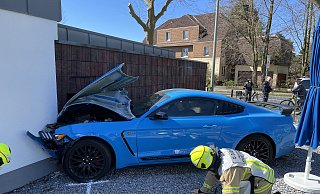 Jähes Ende einer Flucht vor der Polizei: Der blaue Ford Mustang des 34-Jährigen prallte gegen eine Garagenwand. - Ralph Meyer