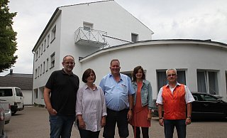 Auf dem Dach der ehemaligen Diskothek "Big Apple" hat die Solarthermieanlage Platz gefunden. Vor dem Wohngebäude freuen sich Michael Pieper (v. l.), Kerstin Saatweber (Pieper Bad + Heizungsgestaltung), Volker Eickhoff (Eickhoff Wohnungsvermietung), Stefanie Eickhoff und Peter Windhagen über Sanierung. - Nicole Bliesener