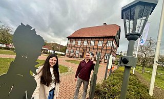 Marie und Jörg Bettermann haben zwei besonderen Figuren vor dem Spanckenhof ihre Stimmen geliehen. Die früheren Bewohner laden zum Besuch des Museums im Inneren des Gebäudes ein. - Jens Reddeker