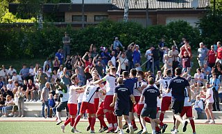 Jubel in Herringhausen: Der Bezirksligist freut sich hier über den Kreispokalsieg, der ihn in den Westfalenpokal führte. - Yvonne Gottschlich
