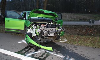 Der Fahrer des Opels zog sich bei dem Zusammenstoß leichte Verletzungen zu. - Polizei Minden-Lübbecke