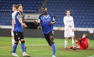 Er hat den Kopf frei: Merveille Biankadi (Mitte) bejubelt hier sein Tor im Westfalenpokalspiel gegen Rödinghausen. - Oliver Krato Er hat den Kopf frei: Merveille Biankadi (Mitte) bejubelt hier sein Tor im Westfalenpokalspiel gegen Rödinghausen. - Oliver Krato