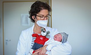 Ganz verschmust: Die kleine Arven mit Chefärztin Constanze Banz-Jansen. NW-Maskottchen Tapsi gab's als Geschenk für das Neugeborene. - Sarah Jonek