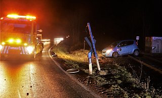 Das Auto blieb auf den Bahnschienen bei Höxter liegen. - Polizei Höxter