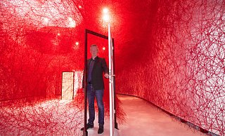 Roland Nachtigäller in der Tür Chiharu Shiotaszus Arbeit "Secret Passage" in der Ausstellung "Willkommen im Labyrinth". Die Ausstellung war 2018 ein Publikumsrenner. - Ralf Bittner