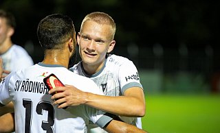 Umarmung für den Matchwinner: Nico Alexander Tübing wird geherzt. - Joel Beinke