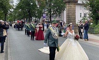 Das Königspaar Markus und Monika Husemann sind der Höhepunkt der Parade. - Julia Spiekerkötter