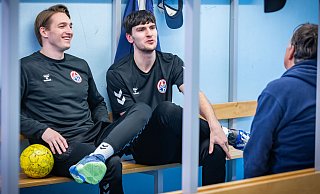 "Kabinengespräch" mit zwei Handballern in der Heeper Halle: Arvid Dragunski und Siomen Strakeljahn - eskortiert von Uwe Kleinschmidt - Sarah Jonek / Jonek Fotografie