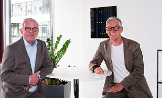 Jörg Buchloh (li.), neuer Kaufmännischer Direktor im Brüderkrankenhaus St. Josef Paderborn und im St.-Marien-Hospital Marsberg, tauscht sich mit seinem Vorgänger, Regionalleiter Siegfried Rörig, aus. - Brüderkrankenhaus