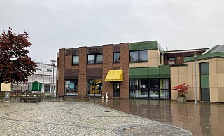 Das Wohn- und Geschäftshaus Am Rathausplatz wird für 1,7 Millionen Euro zum Verkauf angeboten - Yvonne Gottschlich