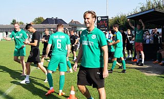 Schlusspfiff: Bei den Pödinghausern entlädt sich die Freude über den 1:0-Sieg im emotional geführten Derby. - Andreas Gerth