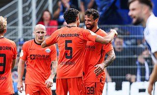 Torschützen Sven Michel (v. l.), Santiago Castaneda und Adriano Grimaldi bejubeln ihren Erfolg im DFB-Pokal. - IMAGO/Nico Herbertz