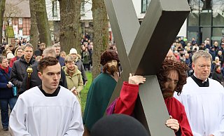 Die Prozession nimmt ihren Weg vom historischen Kirchplatz entlang der Ostenländer Straße, wo die Teilnehmenden an sieben Stationen die Fußfälle beten. - Regina Brucksch