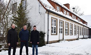 Bildungsdezernent Uwe Damer (v. l.), Schulleiter Christian Greiner und der erste Beigeordnete Michael Scholle stehen an der Stelle, wo der Anbau an das Bestandsgebäude erfolgen wird. - Stadt Bad Driburg