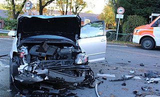 Der schwere Unfall in Hüllhorst ging glimpflich aus. - Polizei Minden-Lübbecke