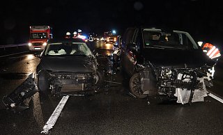 Die Autobahn 2 in Richtung Dortmund blieb am Morgen zwischen dem Kreuz Bielefeld und Gütersloh nach einem Unfall für geraume Zeit gesperrt. - Polizei Bielefeld