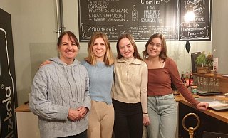 Judith Klamer (v.l.), Lea Lücking sowie Lea und Malin Klamer möchten nicht, dass jemand am Heiligen Abend allein zu Hause sitzt. Foto: Privat - Elke Niedringhaus-Haasper