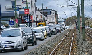 Wegen der zahlreichen Baustellen im Bielefelder Süden und auf dem Ostwestfalendamm kommt es auch auf der jetzt nur noch zweispurigen Artur-Ladebeck-Straße vermehrt zu Staus. - Andreas Zobe