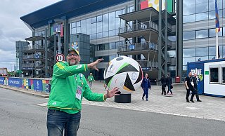 Mit viel Spaß bei der Sache: Für Sven Gleisner dreht sich auch vor der Veltins-Arena auf Schalke alles um den Ball. - privat