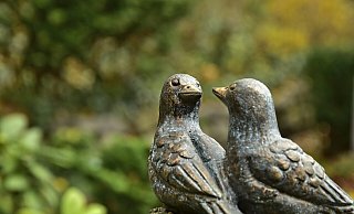 Zwei Vögel auf einem Grabstein. - Symbolfoto: Pixabay