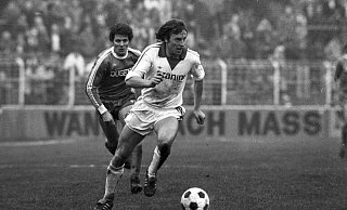 Volker Graul (vorne) spielte zwischen 1973 und 1976 sowie von 1978 bis 1981 für Arminia Bielefeld. Er starb im Alter von 69 Jahren. - imago sportfotodienst