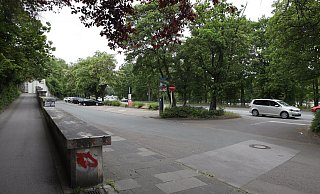 Auf diesem Parkplatz an der Kanalstraße sollen künftig die Fernbusse halten, die von hier weiter nach Amsterdam, Prag oder Warschau fahren. Links der Aufgang zum Fußgänger- und Radfahrertunnel, der direkt zum ZOB führt. - Jörg Stuke