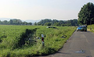 Als die alarmierten Polizisten an der Unfallstelle eintrafen, lag das Fahrrad auf dem Grünstreifen. - Polizei Minden-Lübbecke
