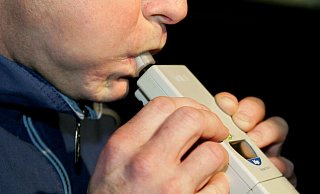 Die Polizei warnt dringend davor, mit Alkohol am Steuer am Straßenverkehr teilzunehmen. - Verfügbar für Kunden mit Rechnungsadresse in Deutschland.